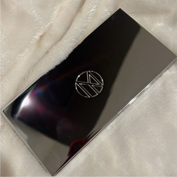 IL Makiage " Treat Yo Self" color boss master eyeshadow palette - Picture 5 of 6